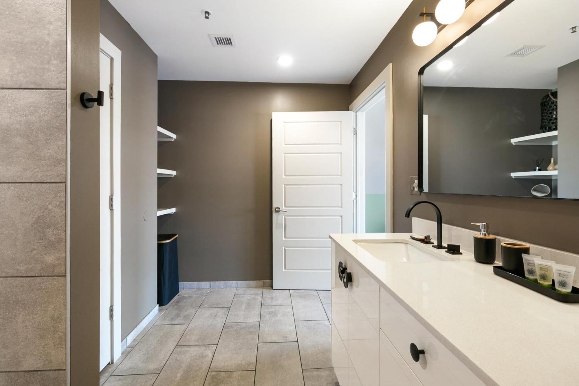 Luxury 2-Bedroom Condo Steps Away From The French Quarter New Orleans Bagian luar foto