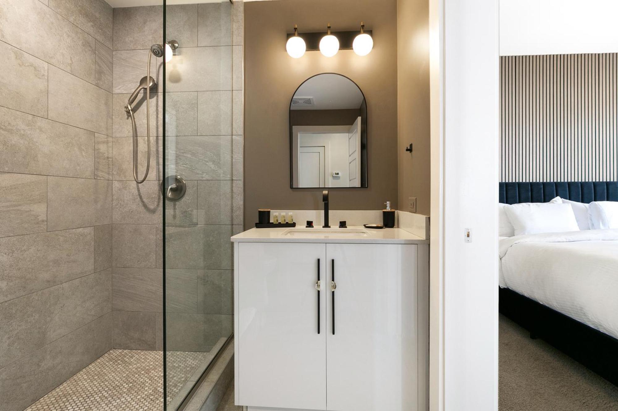 Luxury 2-Bedroom Condo Steps Away From The French Quarter New Orleans Bagian luar foto
