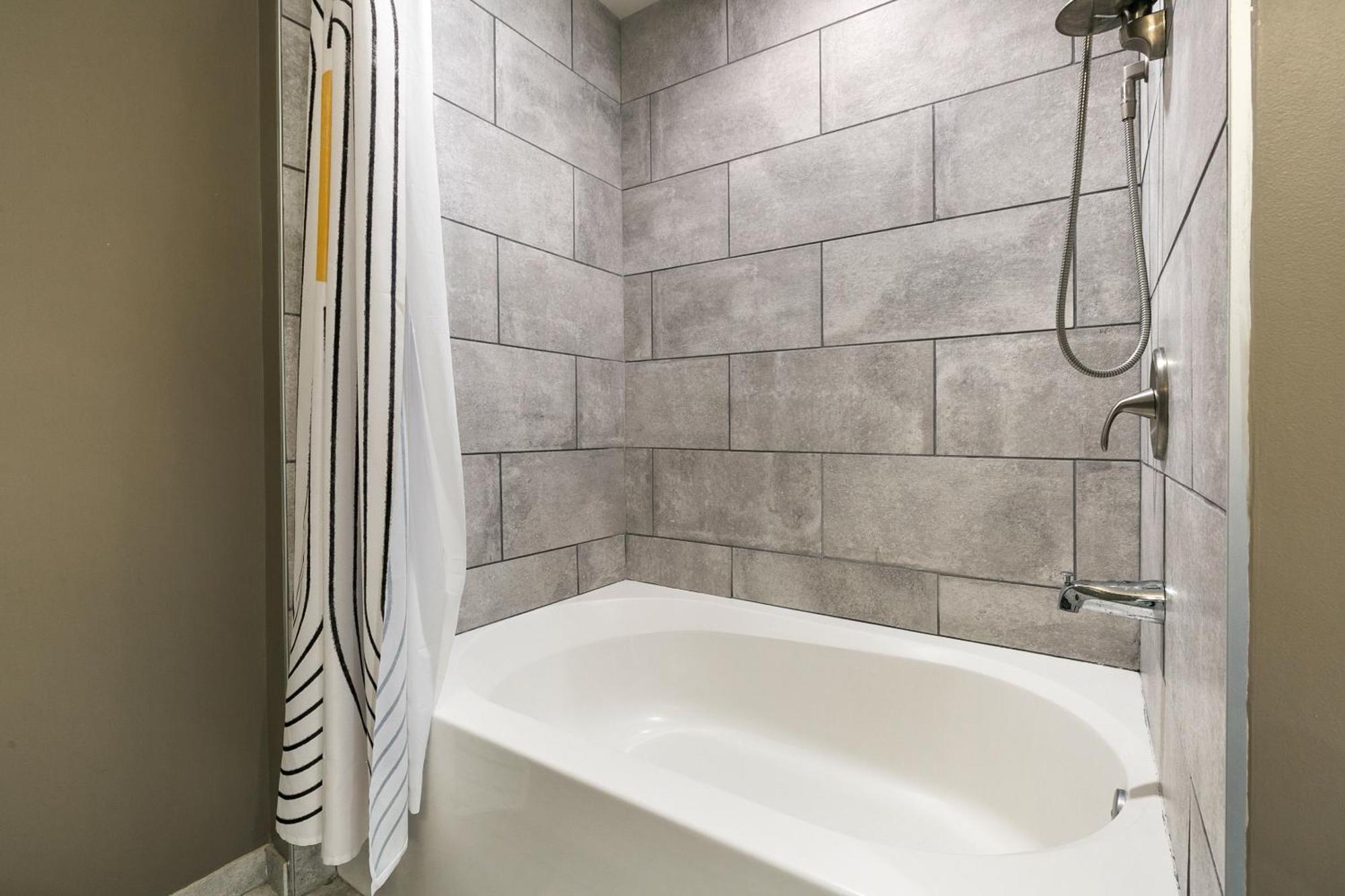 Luxury 2-Bedroom Condo Steps Away From The French Quarter New Orleans Bagian luar foto